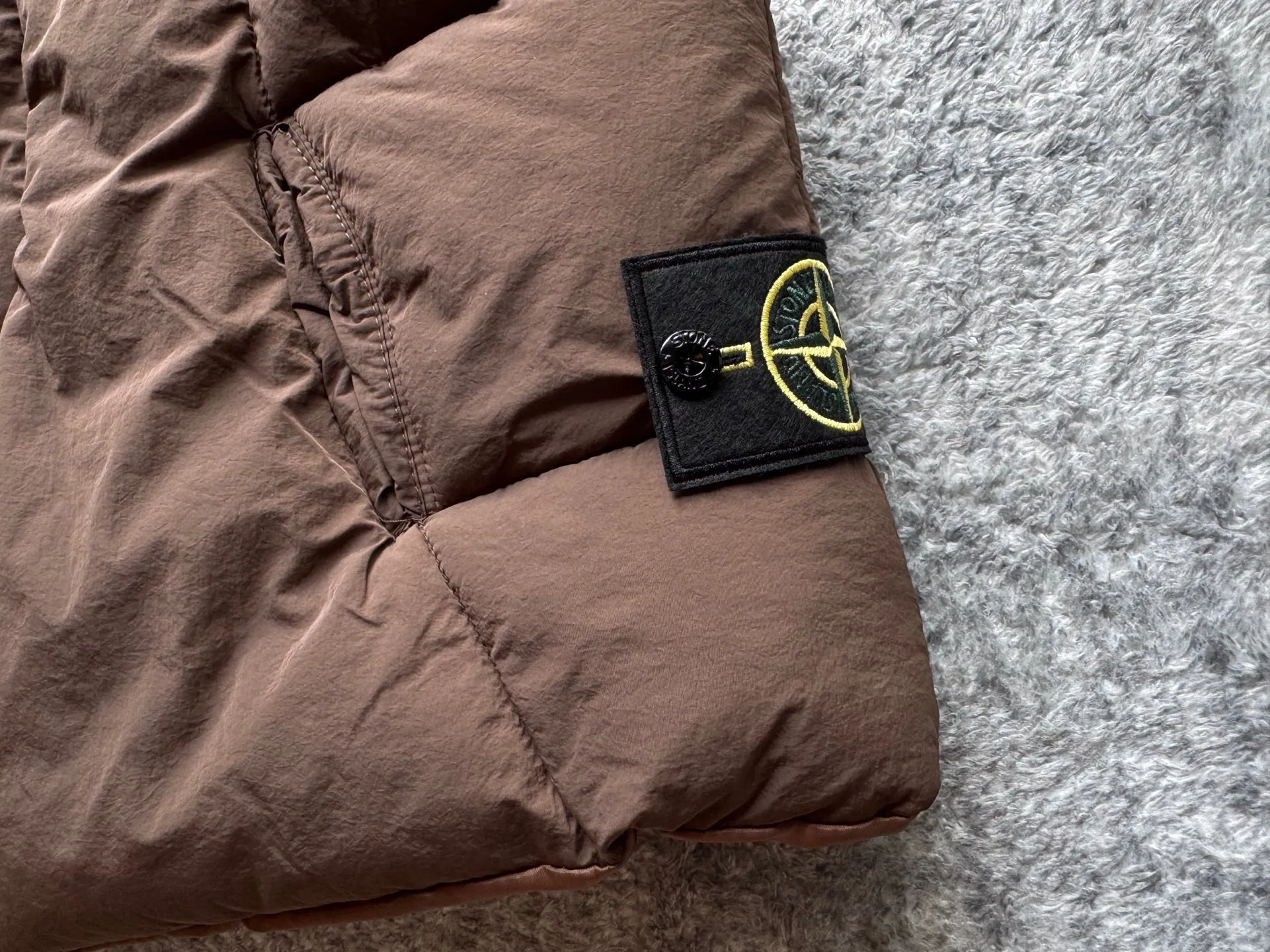 P280 Stone Island 25Fw Stone Island Linear Split Silhouette Cotton-Filled Deconstructed Waistcoat Jacket Stone Island's 2025 Grand Offering The outer layer is made of high-quality wrinkled nylon fabric, and the inner layer is filled with high-comfort and warm velvet cotton. The filling amount is very sufficient and the overall clothing is very full. The upper body silhouette and warmth are well guaranteed. The front and rear split line design is simple without losing details. The double zipper puller zipper increases practicality. The short design is very suitable for trendy matching in all seasons. It is very effective whether it is paired with a sweatshirt or a jacket. The basic black and chocolate brown meet the requirements of jumping in color and being versatile. It is a powerful tool for matching lazy suits when going out on the street. The classic emblem armband of Stone Island highlights the brand tension. It is first released on the entire network. Manufactured by a large factory. Complete with three-label accessories. Same style for men and women. Color: brown/black Size: m～xl